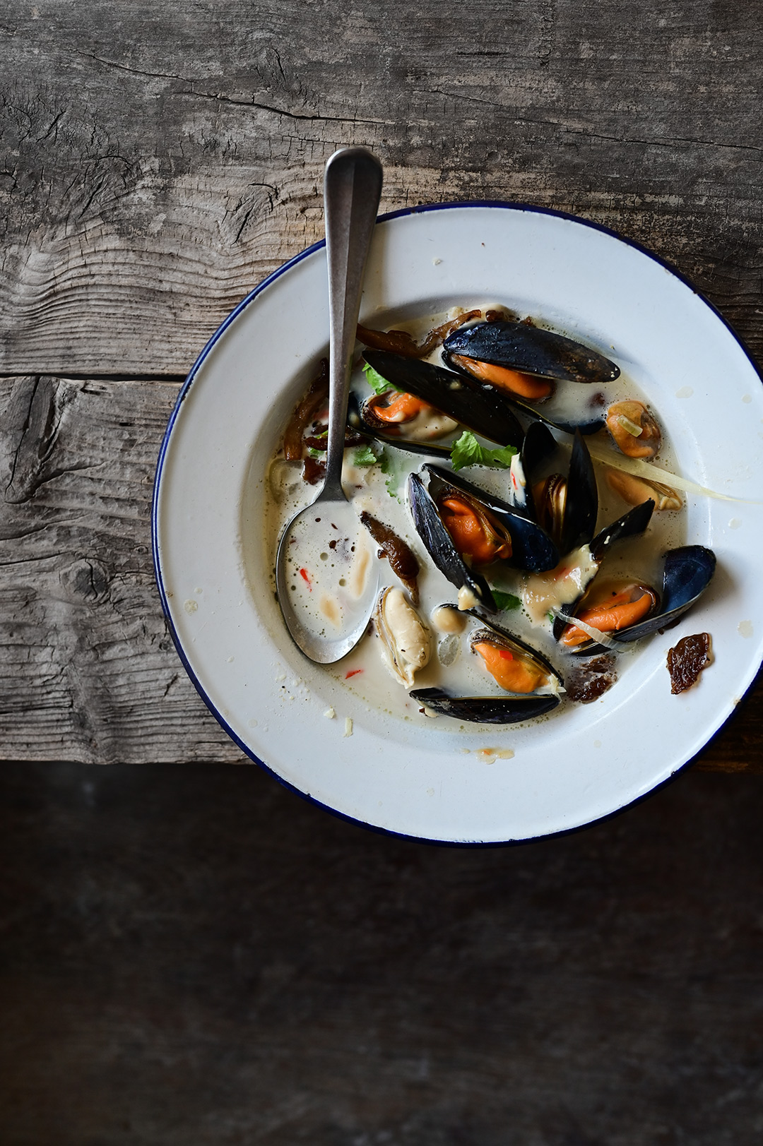serving dumplings | Creamy mussel soup with crispy oyster mushrooms and miso aïoli
