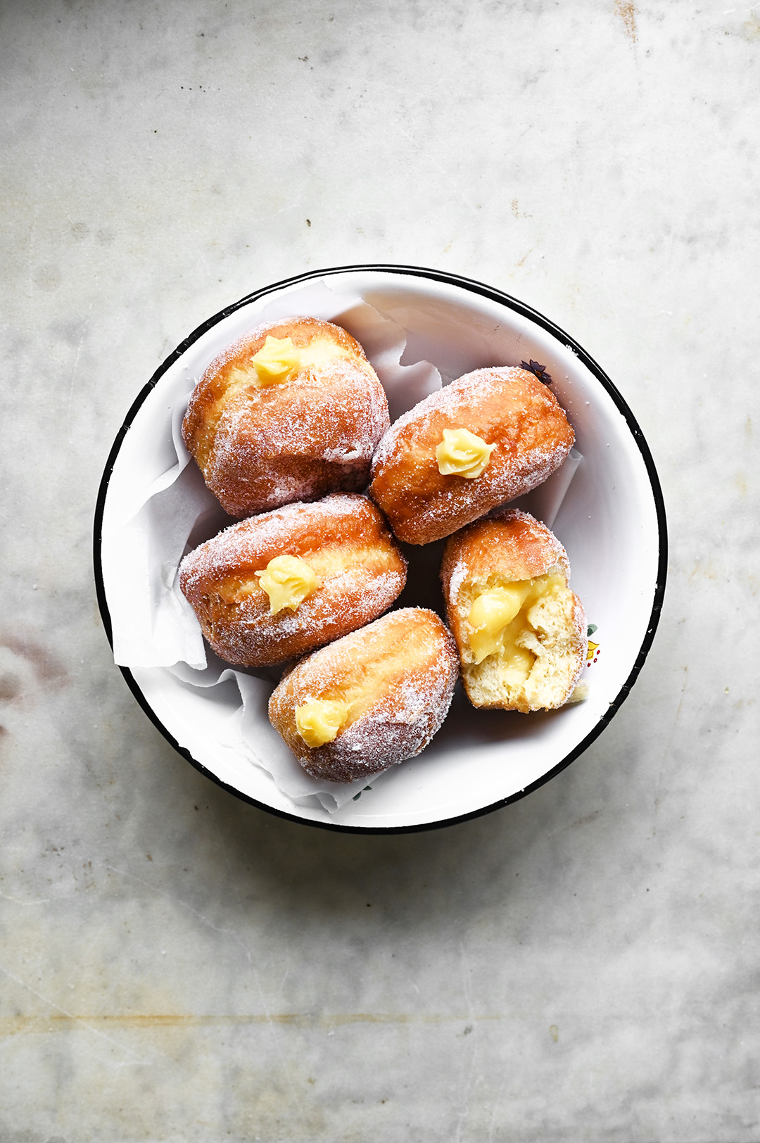 serving dumplings | Gevulde donuts met lemon curd