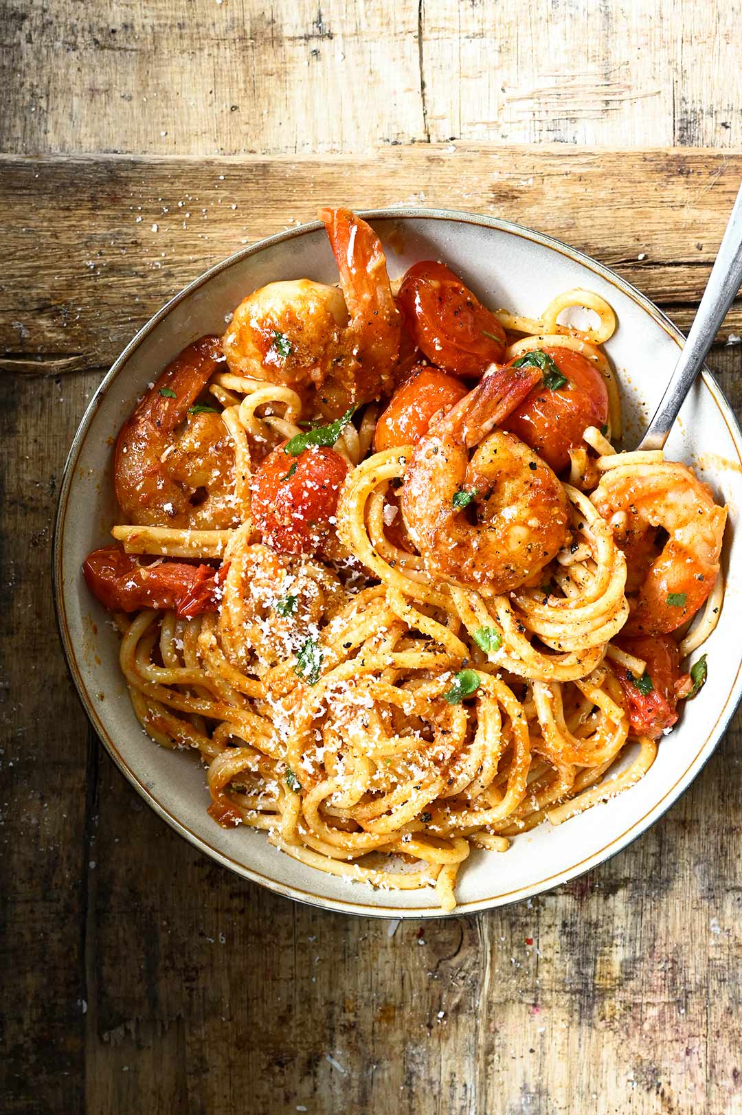 Spaghetti met scampi's in een pikante tomatensaus 