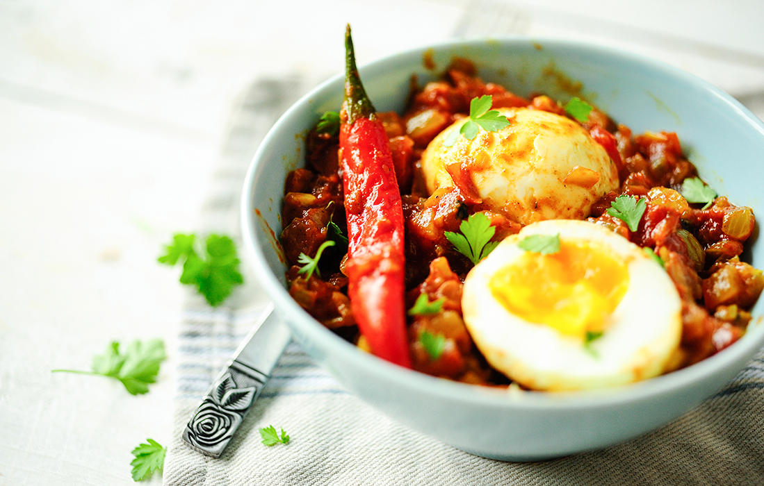 Eggs in tomato curry sauce 