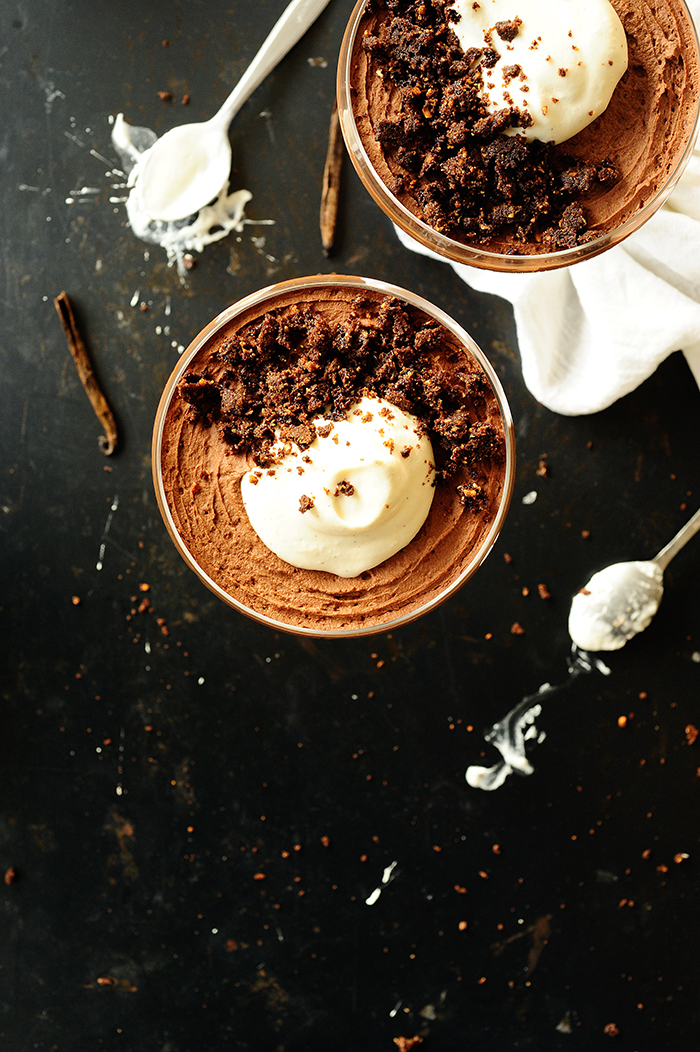 Chocolate mousse with Baileys and almond crumble-without eggs