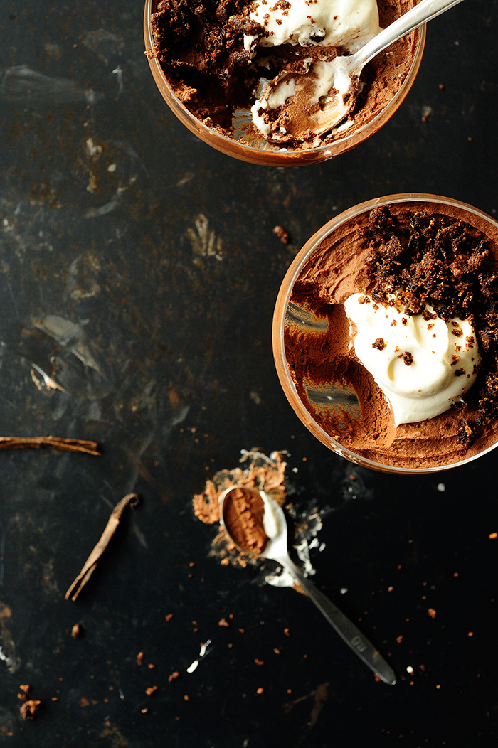 Chocolate mousse with Baileys and almond crumble-without eggs