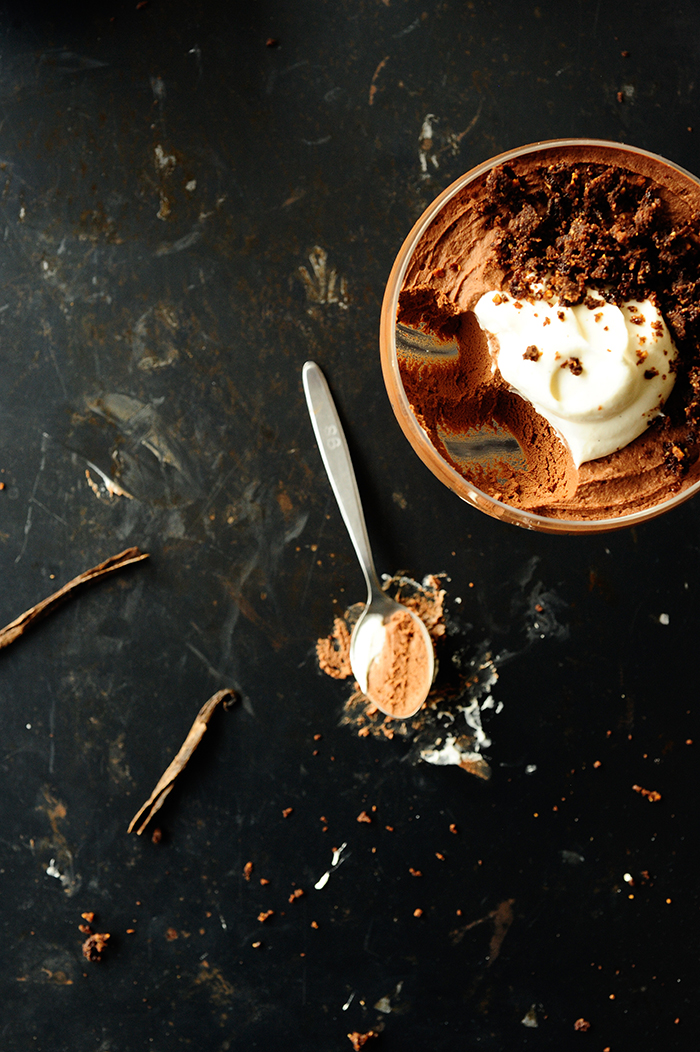 Chocolate mousse with Baileys and almond crumble-without eggs