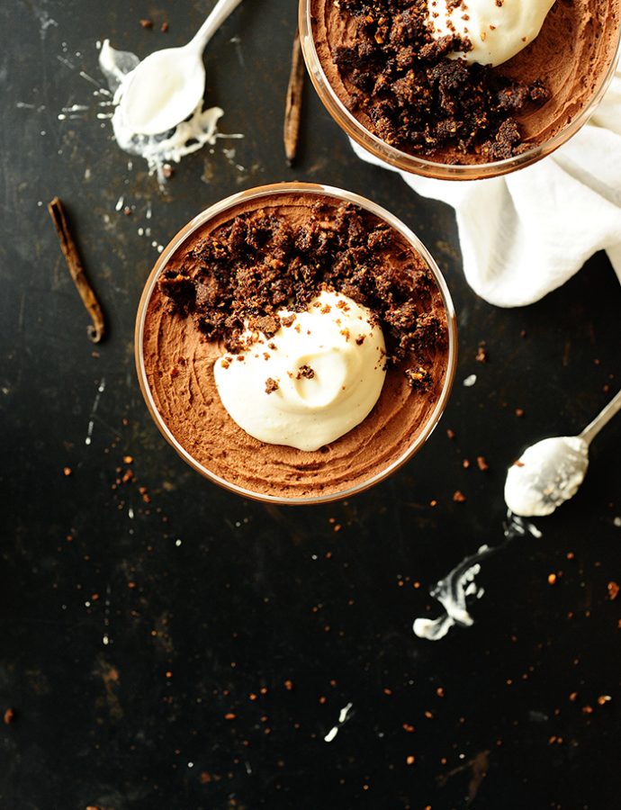 Chocolate mousse with Baileys and almond crumble (without eggs)