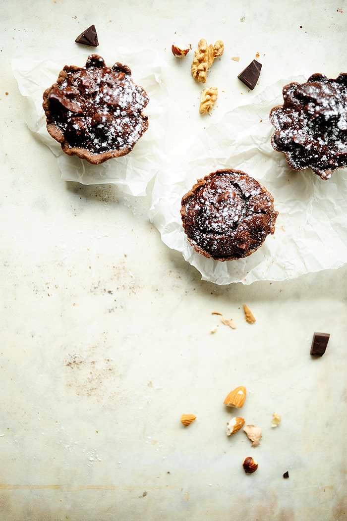 Chocolade taartjes met ganache en noten