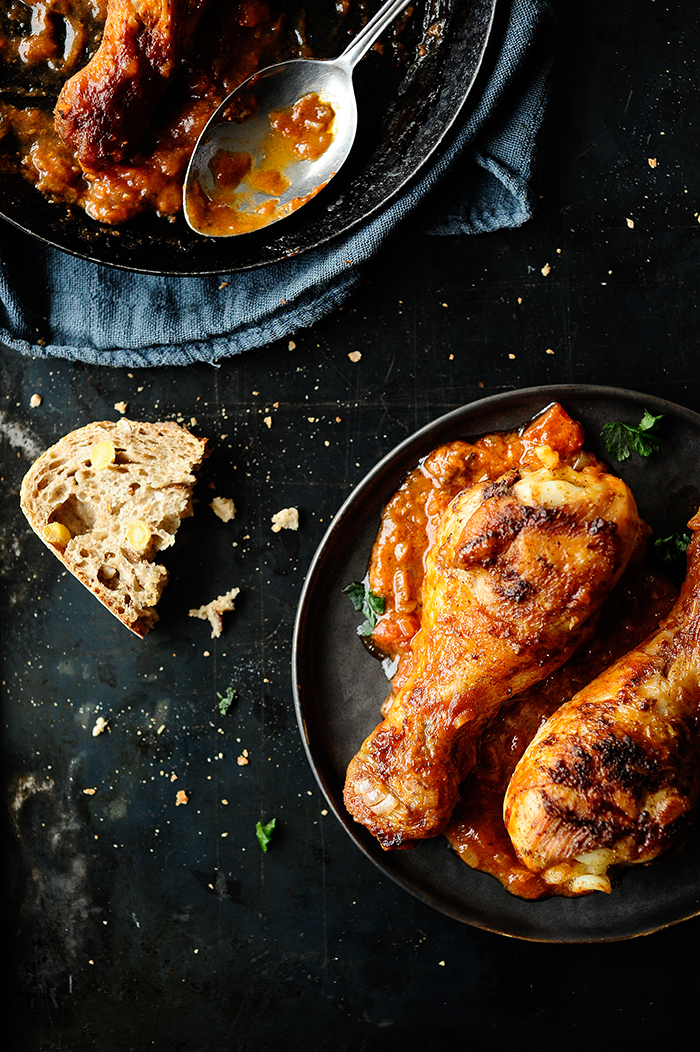 Drumsticks in tomato sauce with blueberries