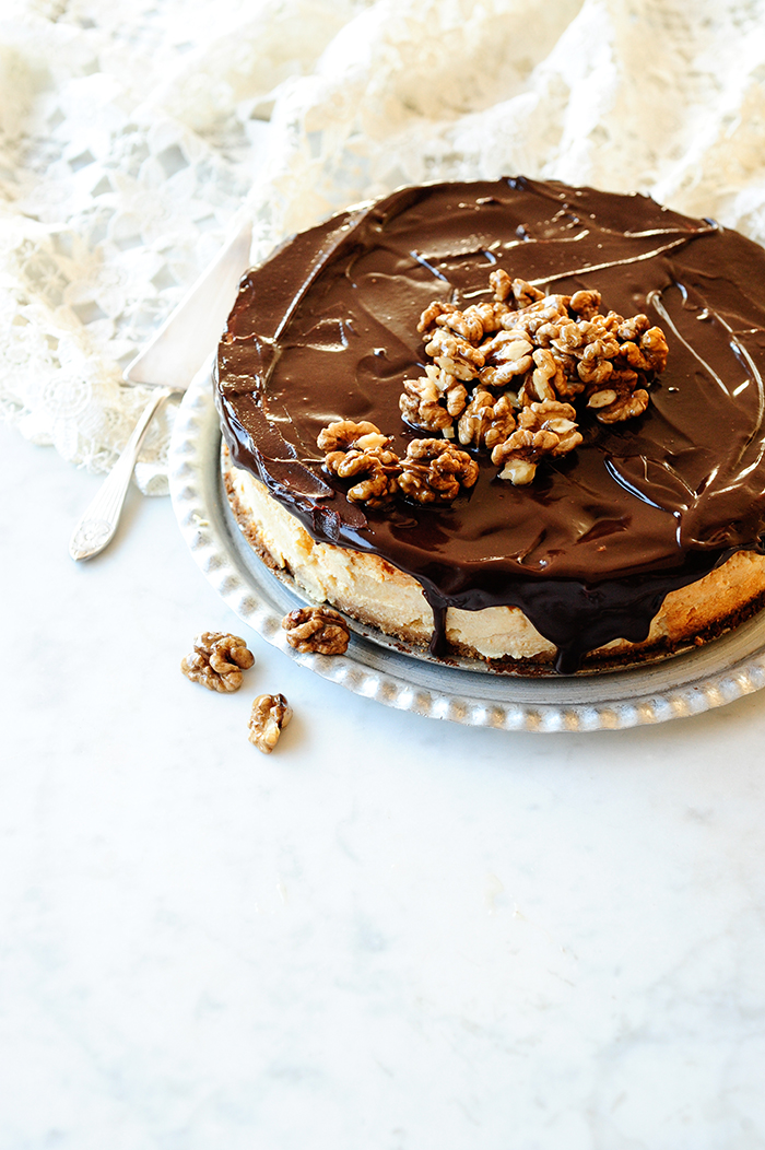 Honey cheesecake with ganache and walnuts