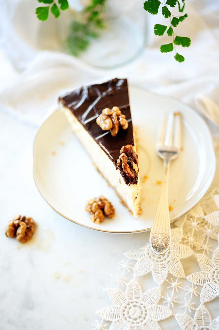 Honey cheesecake with ganache and walnuts