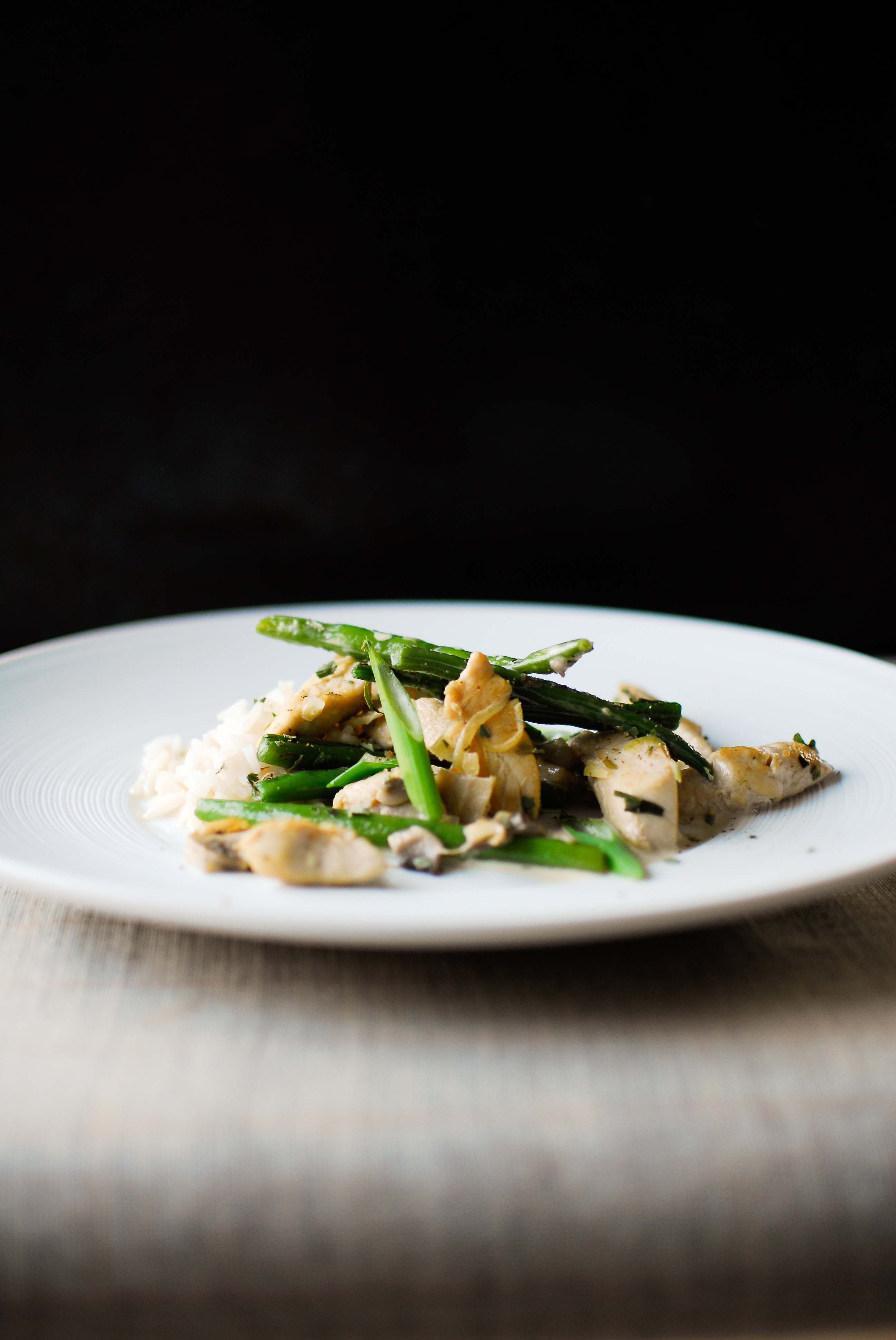 serving dumplings | Wok met kip en sperziebonen