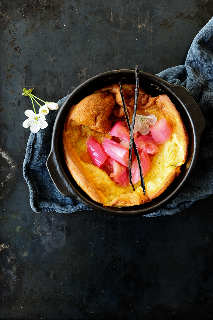 serving dumplings |Dutch baby met geroosterde rabarber