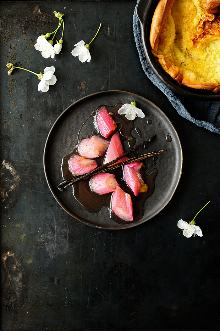 Dutch baby met geroosterde rabarber