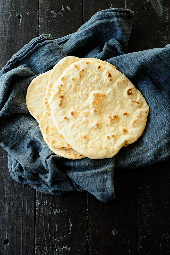 Flatbread with chicken, chickpeas and eggplant sauce