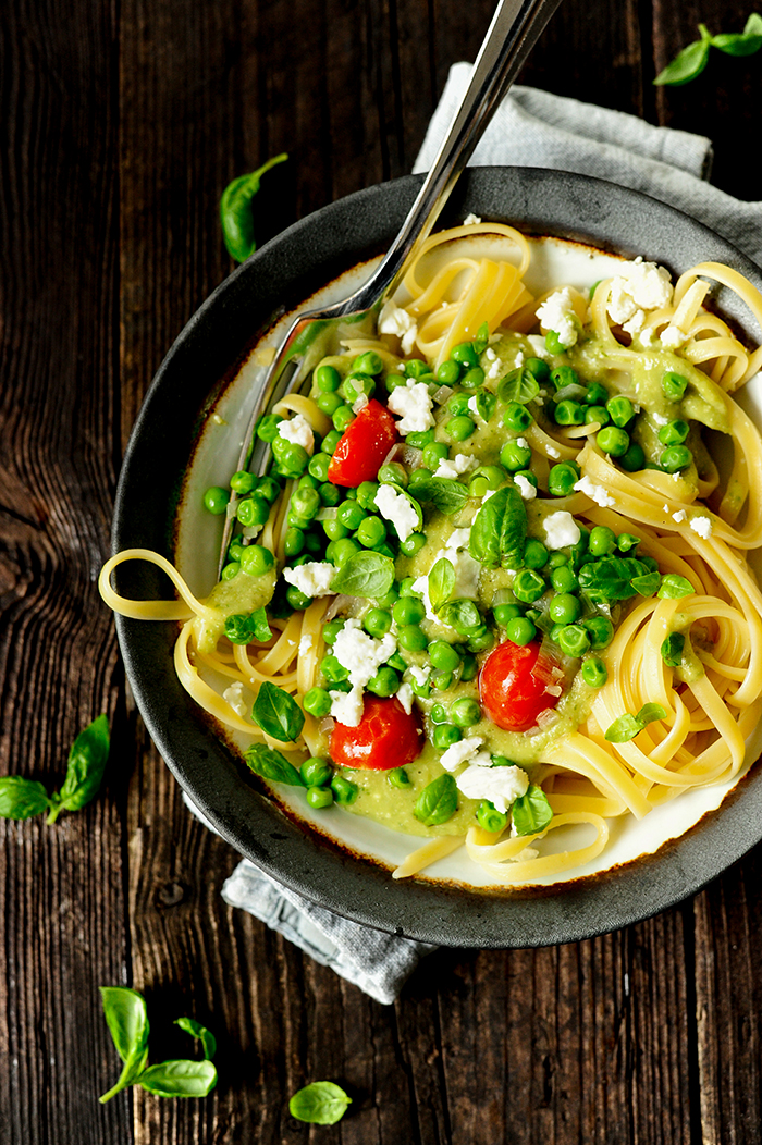 Pasta with creamy avocado sauce