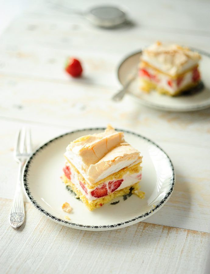 Strawberry cheesecake sandwich with meringue