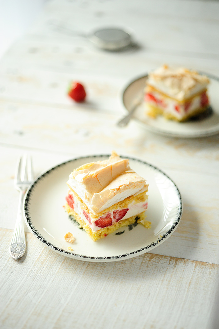 serving dumplings | Strawberry cheesecake sandwich with meringue