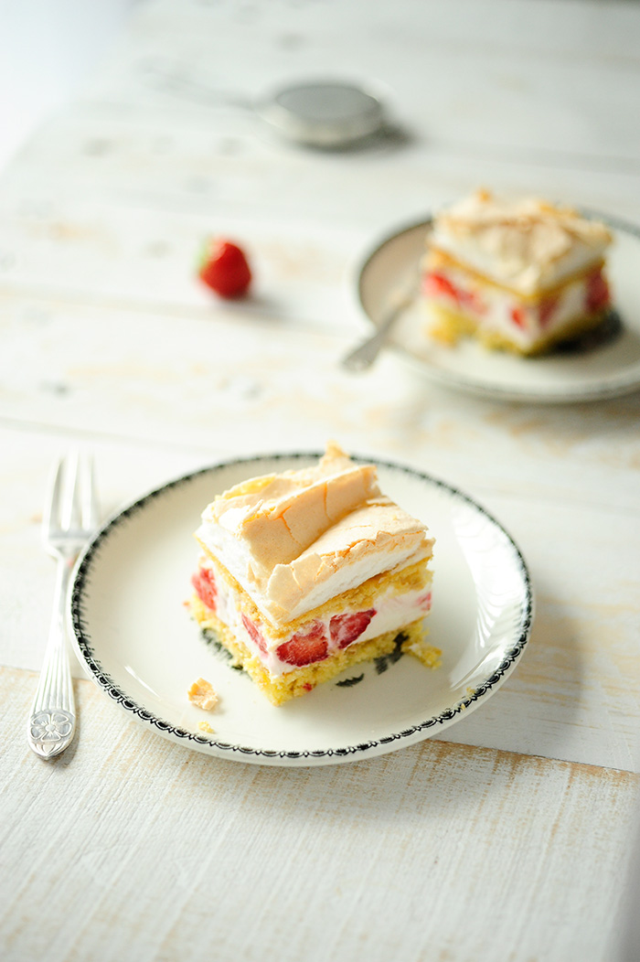 Strawberry cheesecake sandwich with meringue