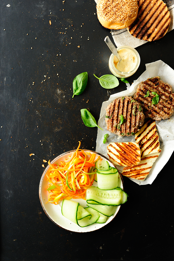 Beef burgers with grilled halloumi