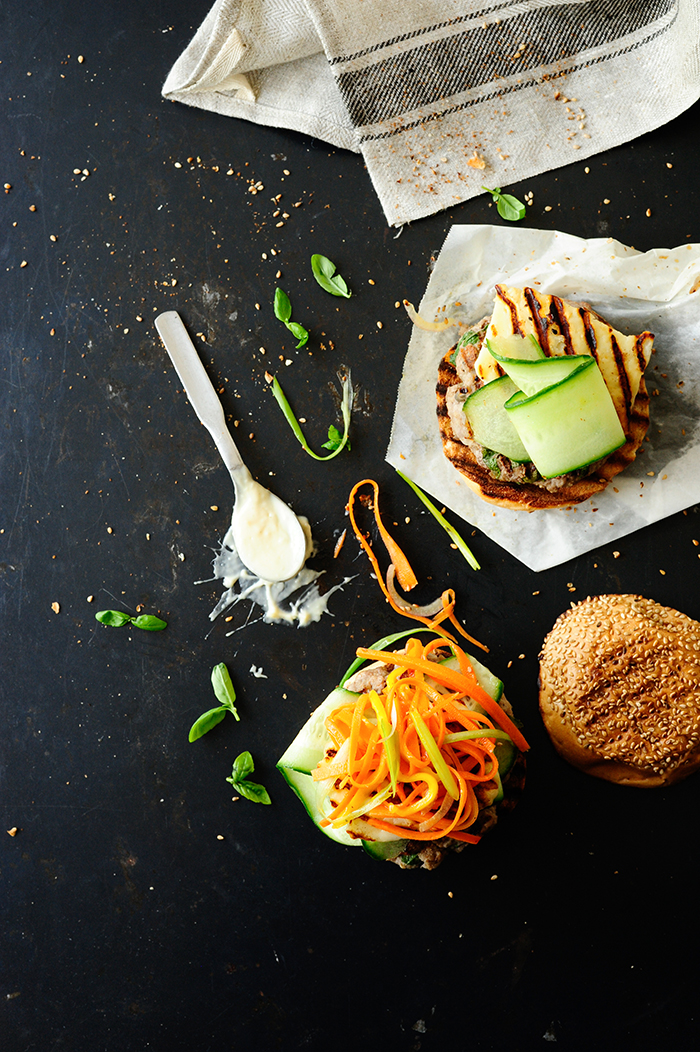 Beef burgers with grilled halloumi