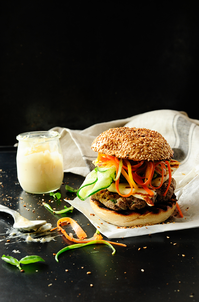 Beef burgers with grilled halloumi