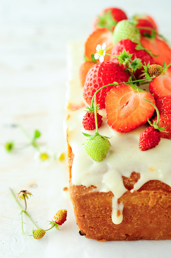 Elderflower cake with strawberries