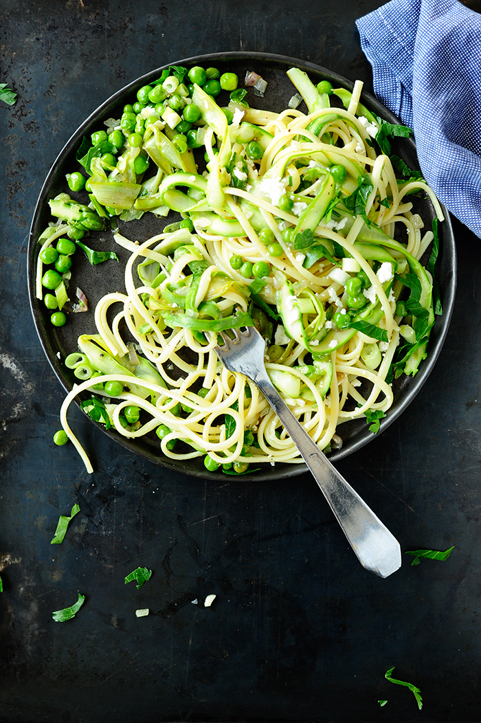 Pasta met asperges, erwtjes en feta