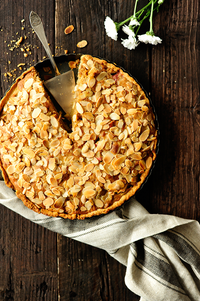 Rhubarb cake with speculoos