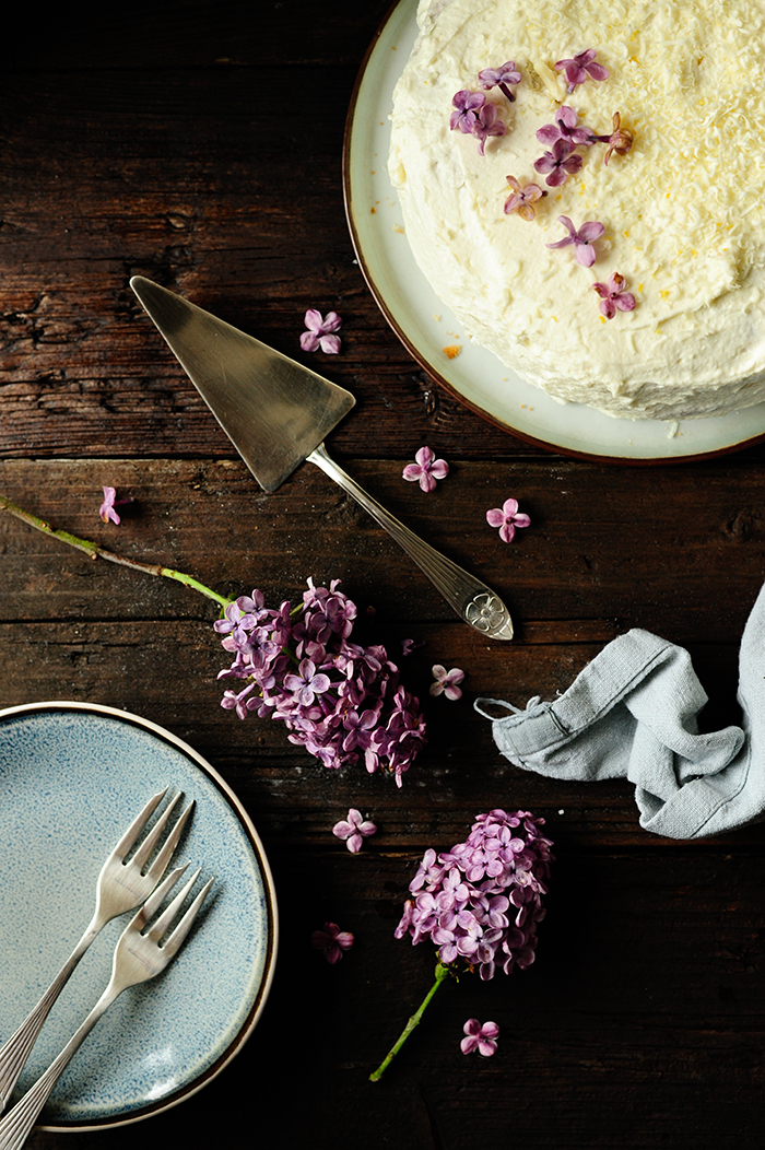 Rhubarb-strawberry cake with white chocolate