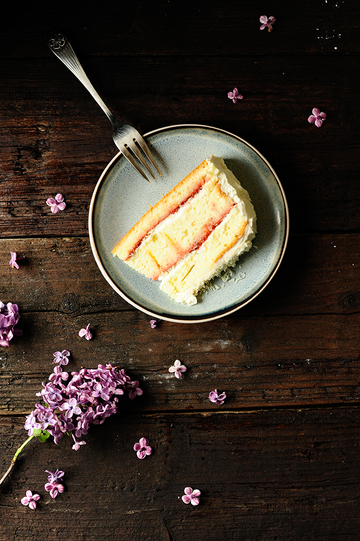 Rhubarb-strawberry cake with white chocolate