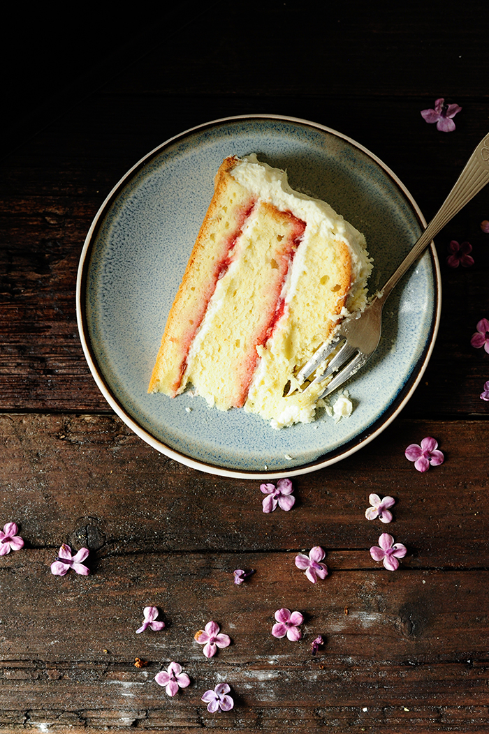 Rhubarb-strawberry cake with white chocolate