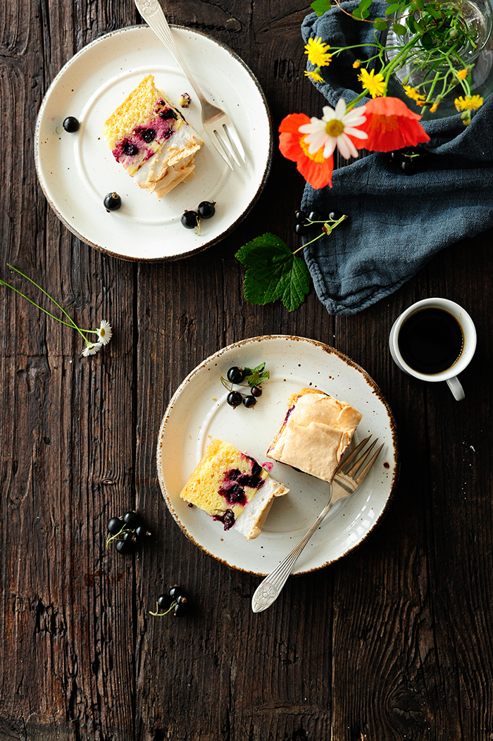 Blackcurrant cake with pudding and meringue 