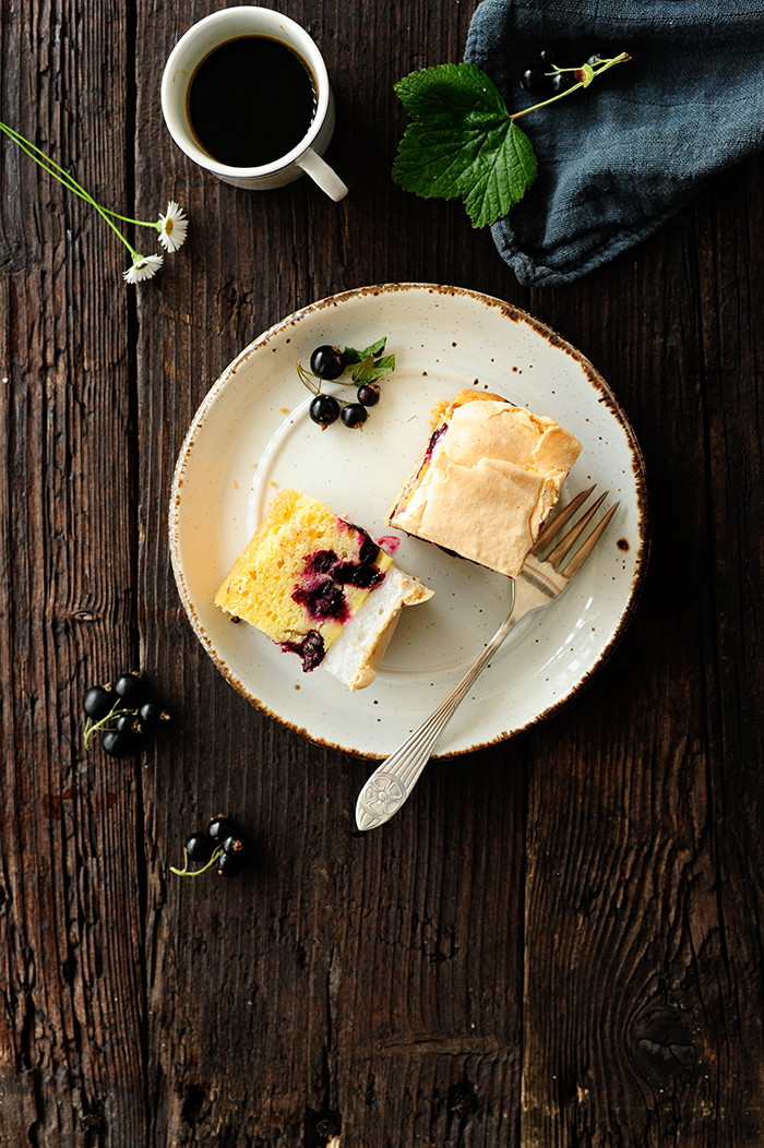 Blackcurrant cake with pudding and meringue 