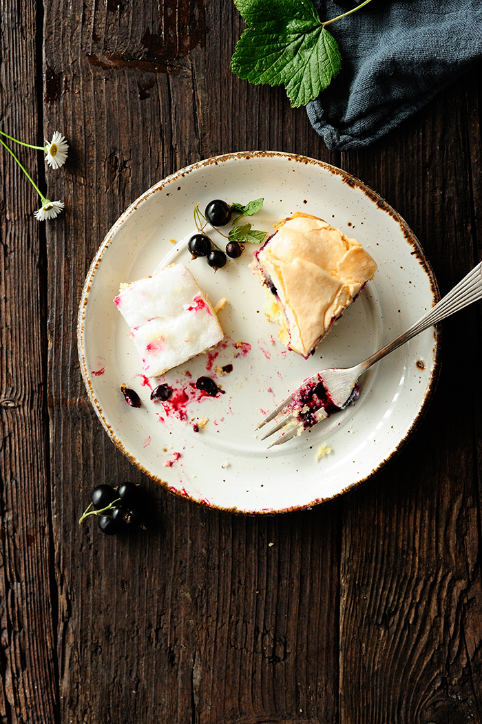 serving dumplings | Blackcurrant cake with pudding and meringue 