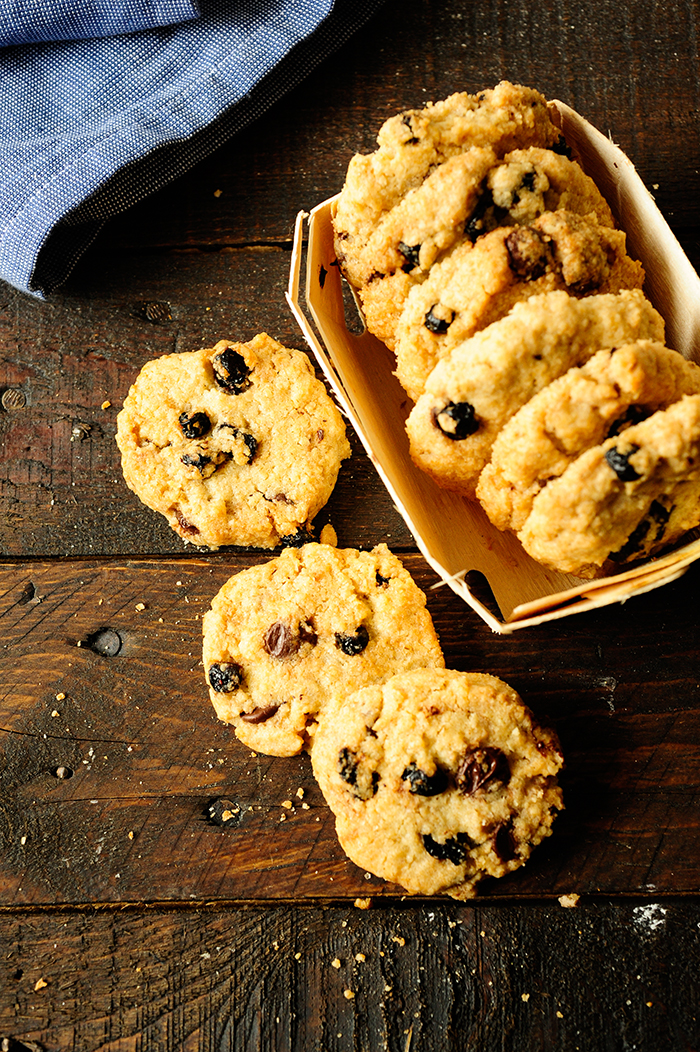 Oatmeal cookies with blueberries 