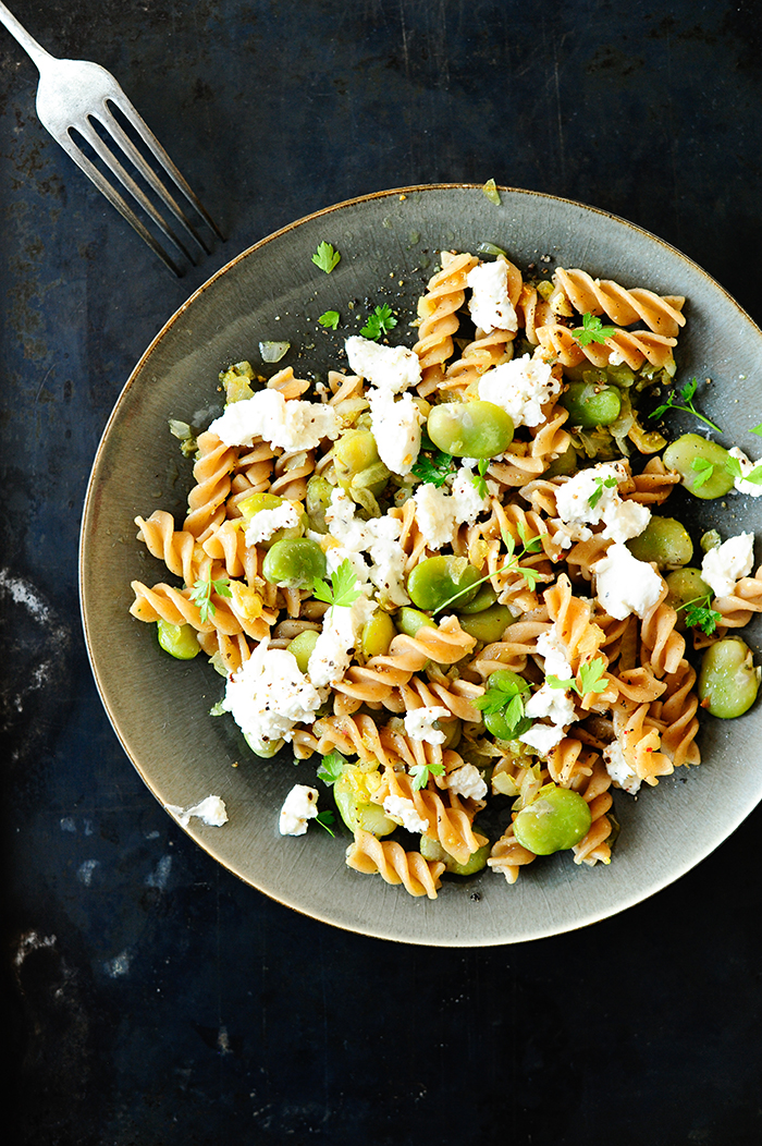 Pasta with broad beans and goat's cheese 