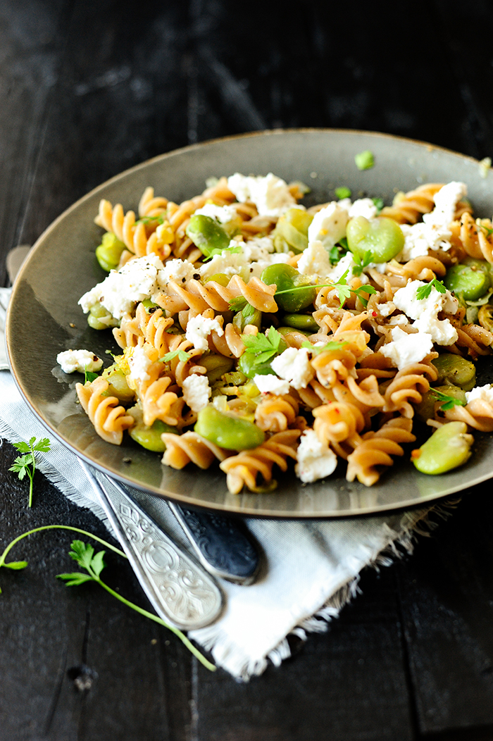 Pasta with broad beans and goat's cheese 