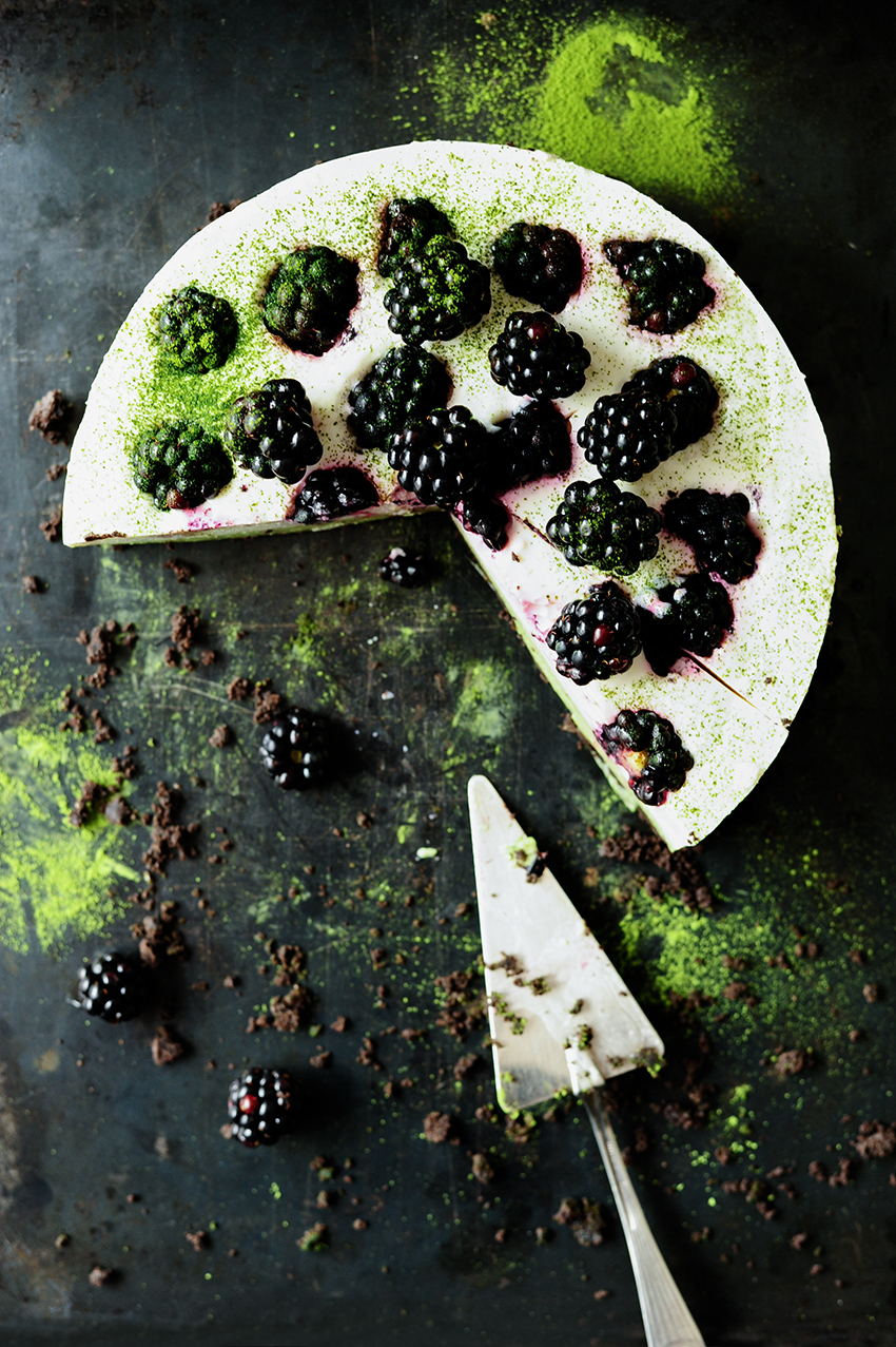 matcha-no-bake-cheesecake-with-blackberries