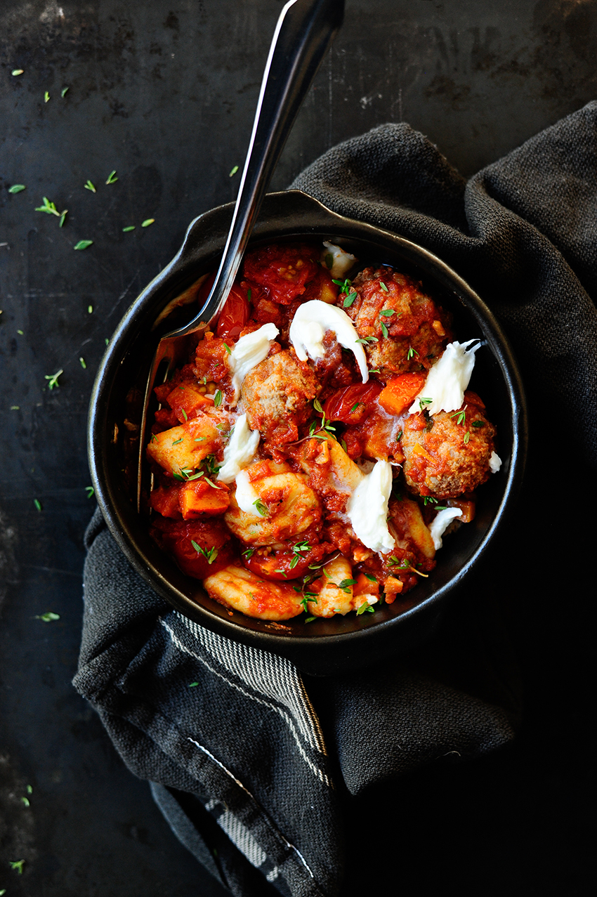 Gnocchi with meatballs, tomato and mozzarella