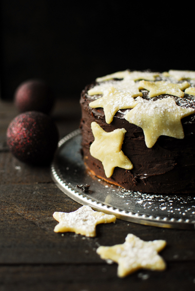 Gingerbread cake with pudding and chocolate