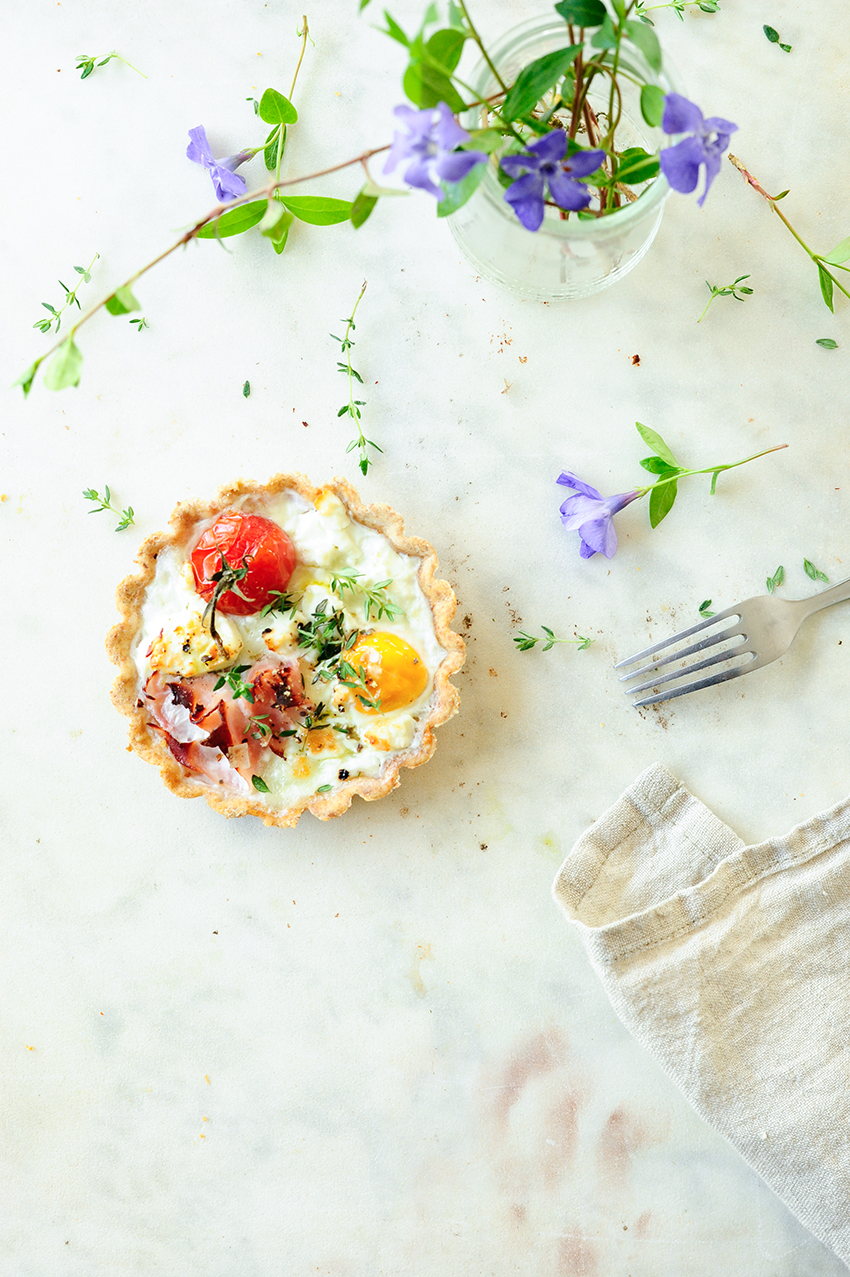 Hearty tart with cheese and eggs 