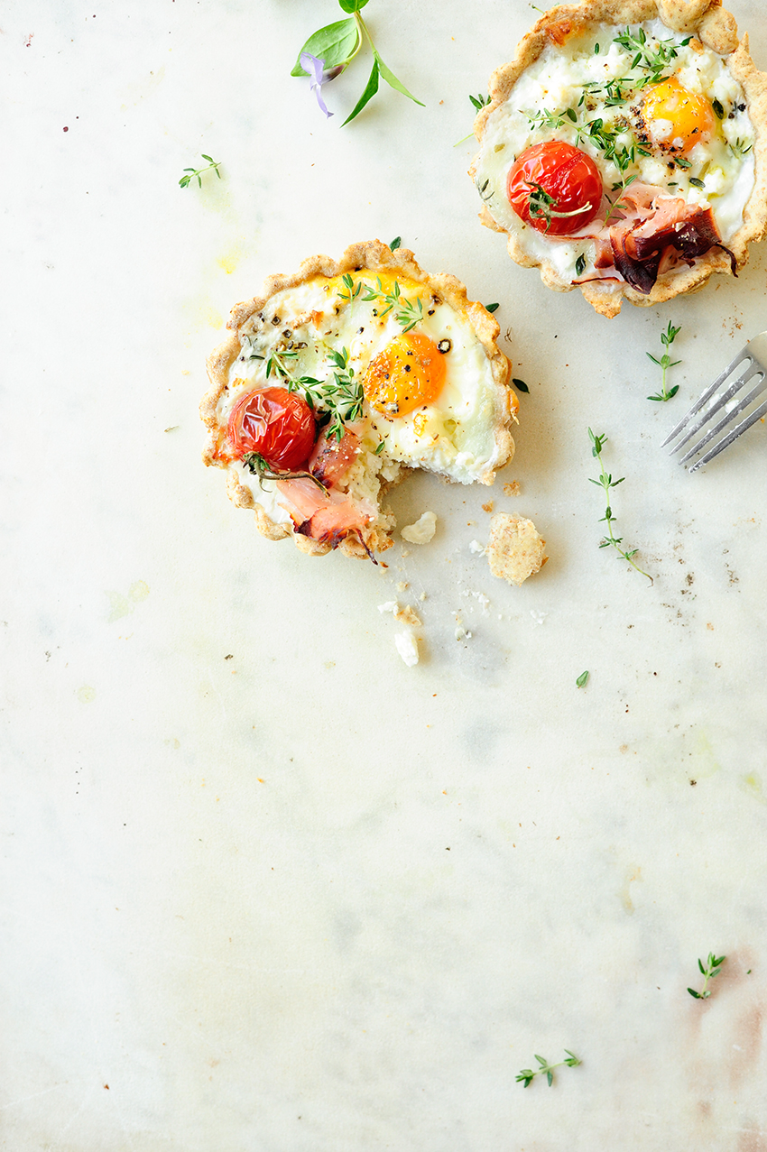 Hearty tart with cheese and eggs 