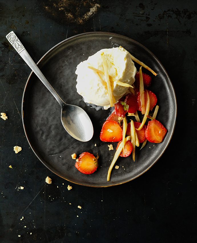 Vanille-ijs met gekarameliseerde asperges en aardbeien