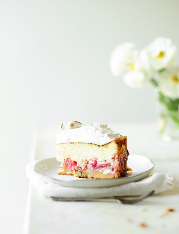 Rhubarb almond cheesecake with meringue