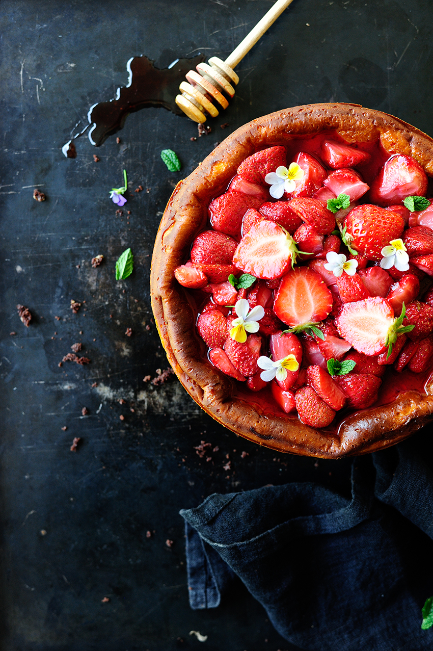 Cheesecake brownie with roasted strawberries1