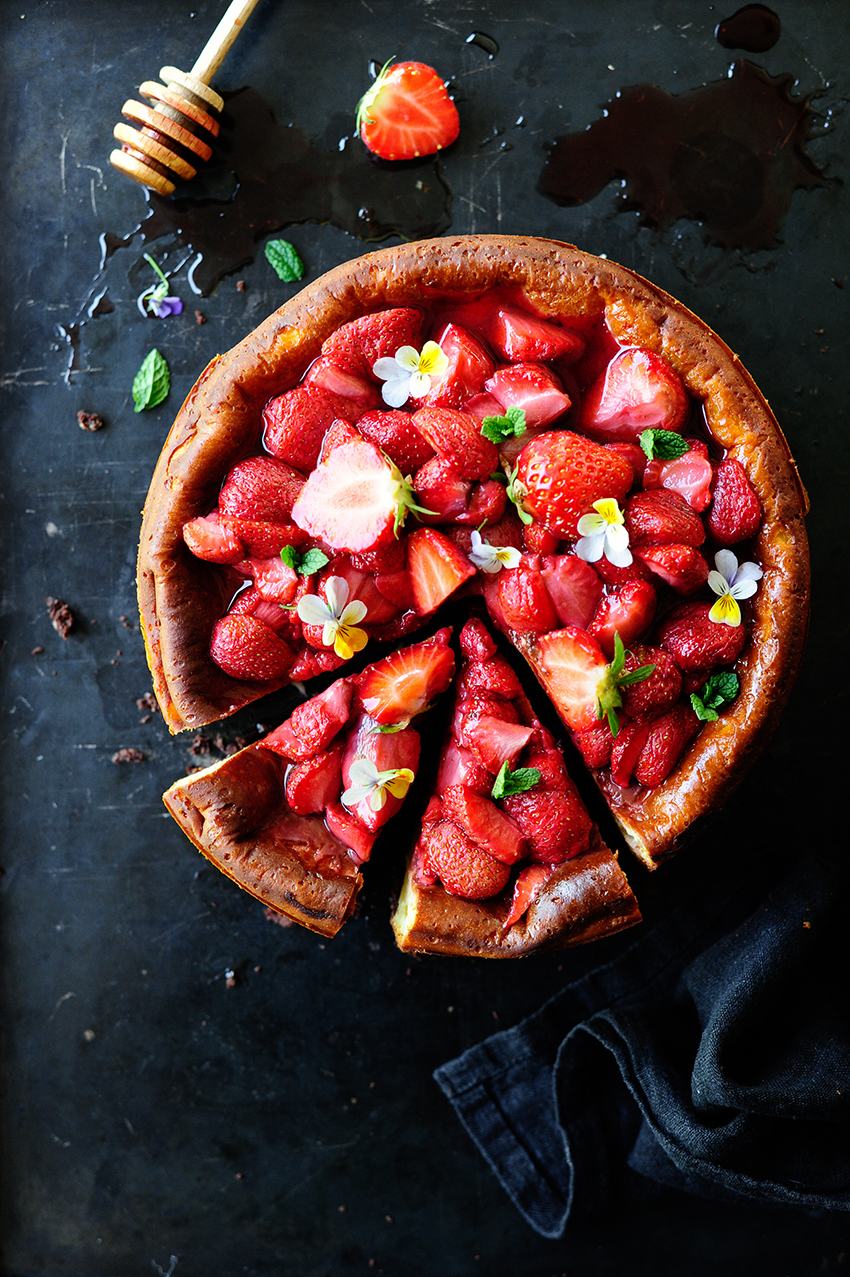 Cheesecake brownie with roasted strawberries3