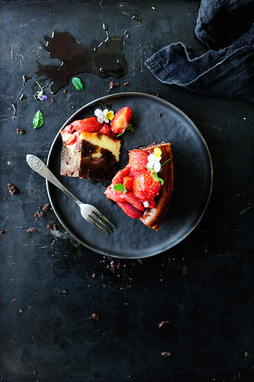 Cheesecake brownie with roasted strawberries4