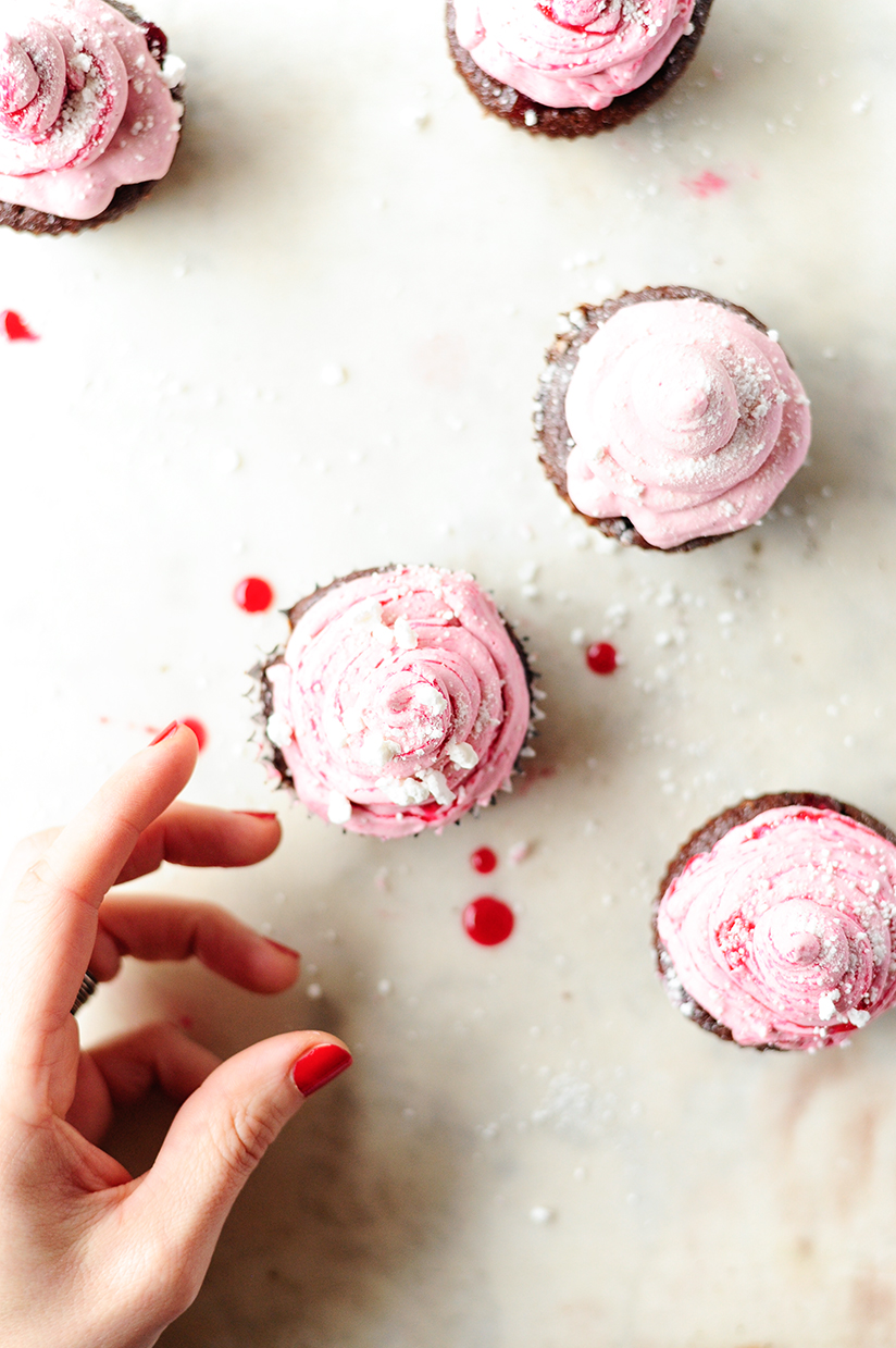 Chocolate cupcakes with cranberry buttercream2