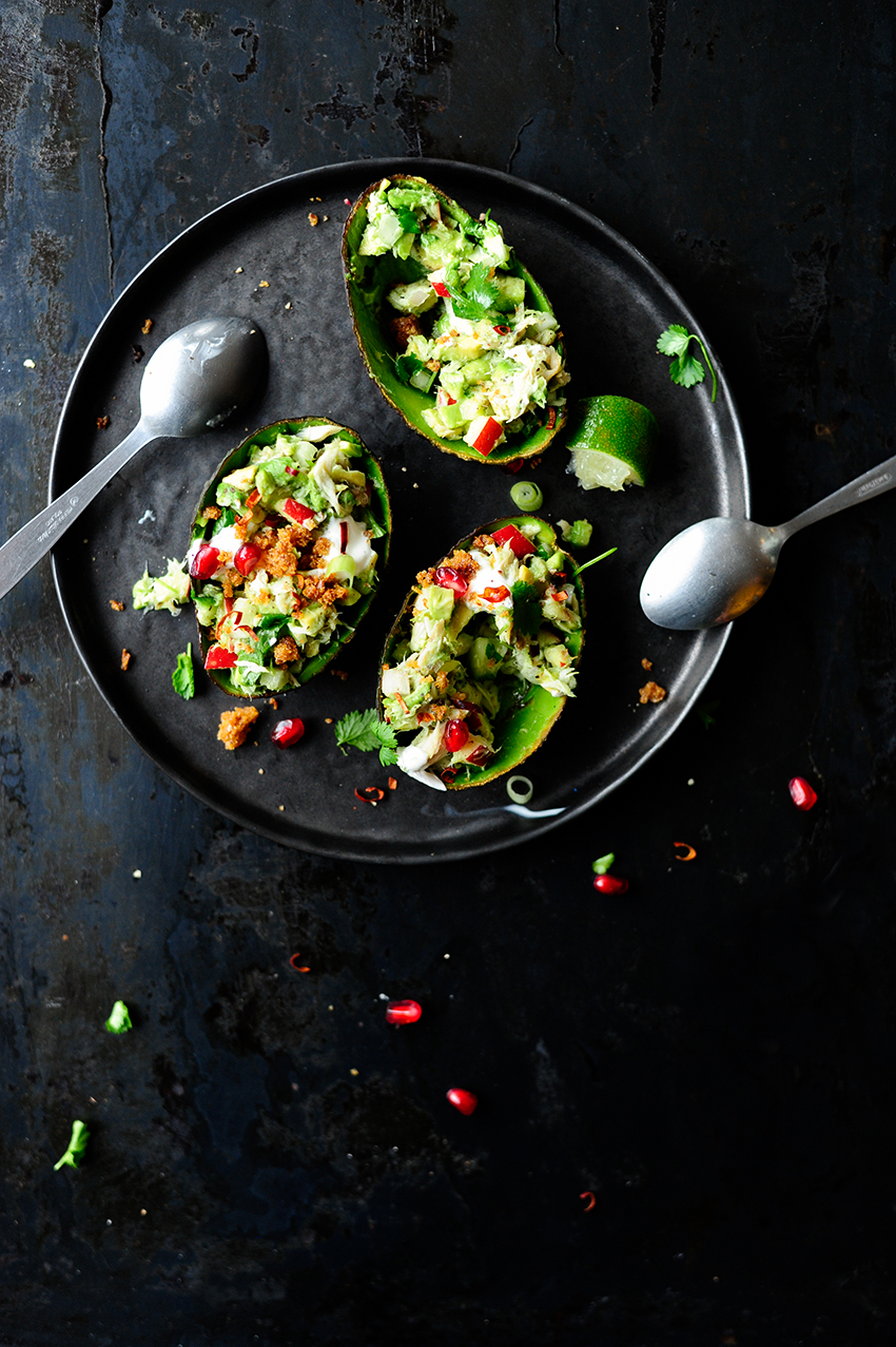serving dumplings | Gevulde avocado's met gerookte makreel en knapperige groentjes