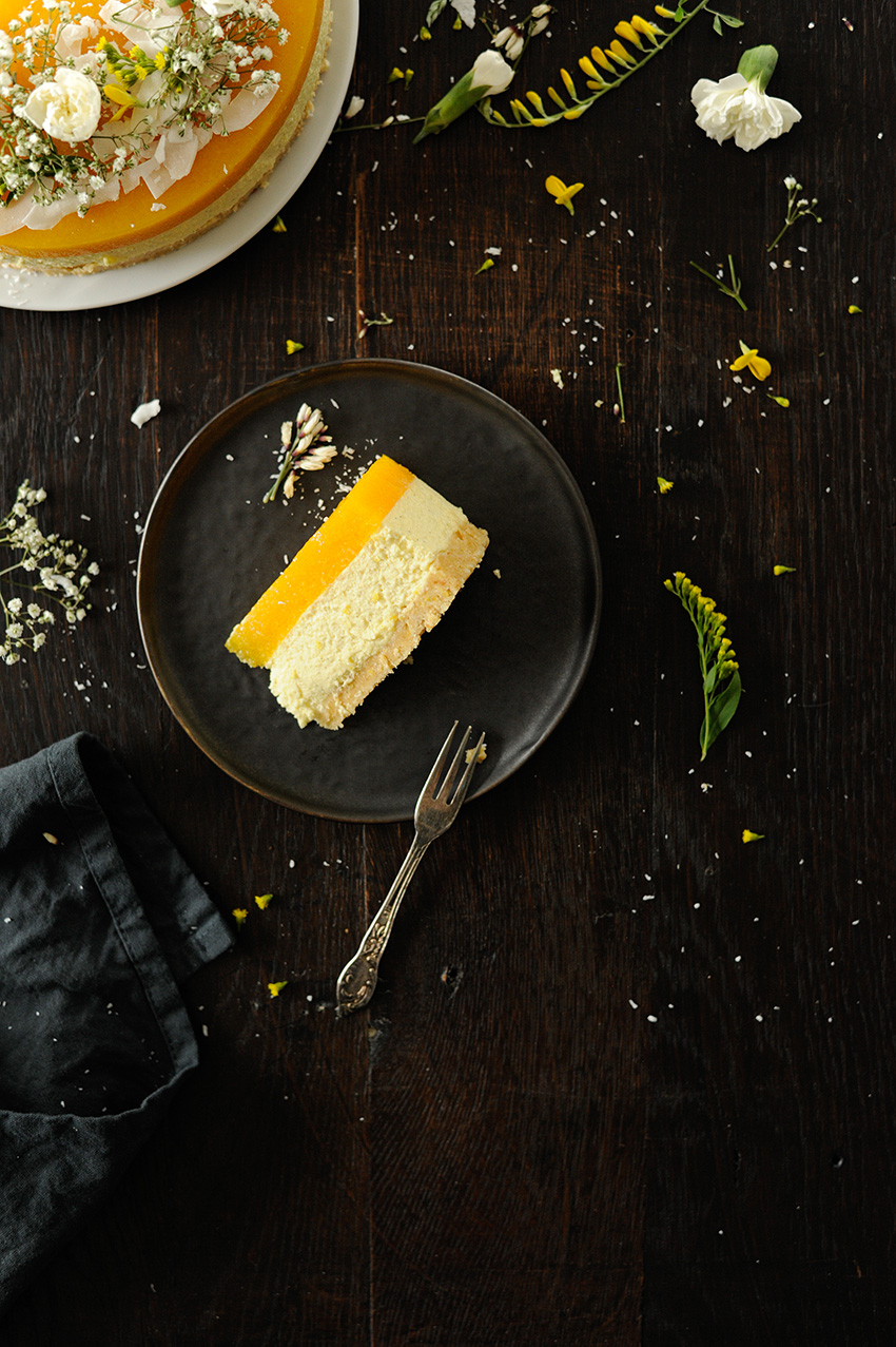 Vanilla Bavarian cream cake with mango