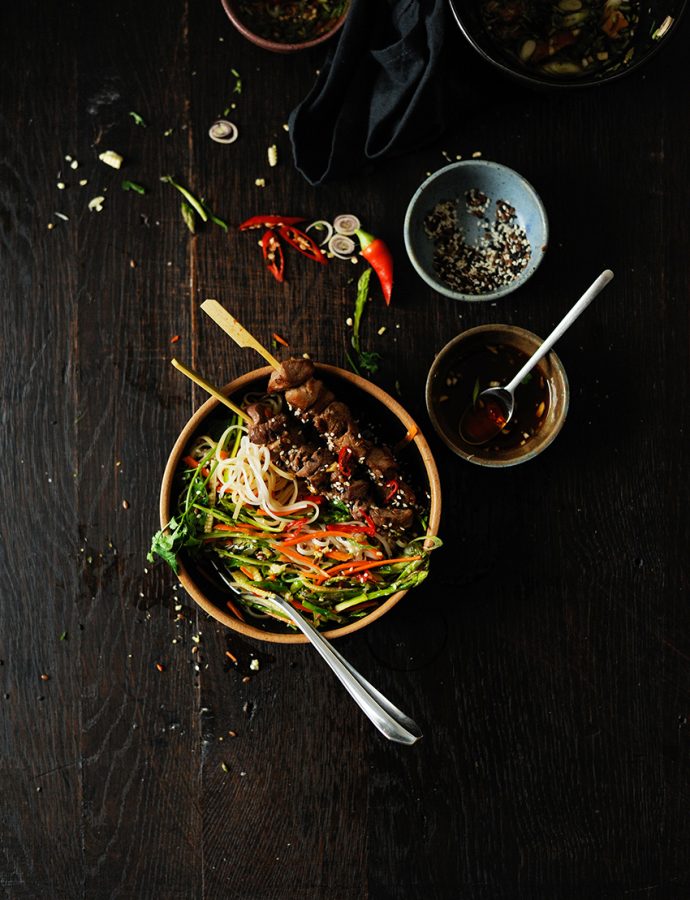Aziatische rijstnoedels salade met lamssaté