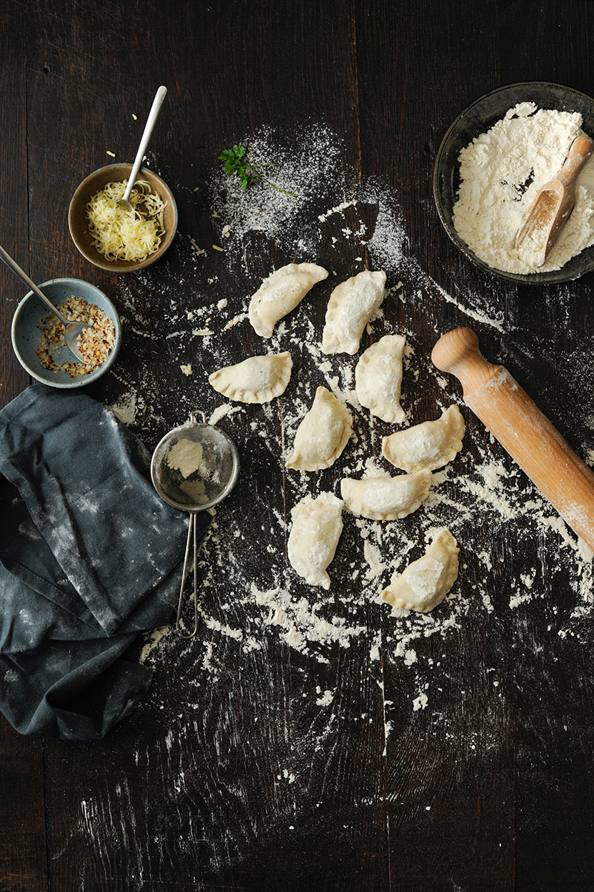serving dumplings | Pierogi met drie kazen en spinazie